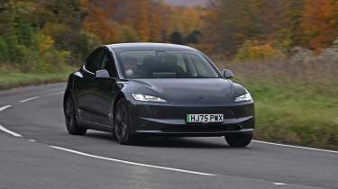 Tesla Model 3 — в повороте